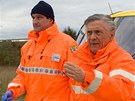 Záchranái Jaromír Dulava (vlevo) a Petr Kostka pi natáení seriálu Sanitka 2...