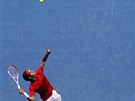SERVIS. Roger Federer podává na Australian Open v Melbourne.