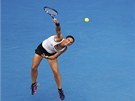 PODÁNÍ. Sara Erraniová servíruje ve tvrtfinále Australian Open proti Pete