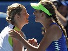 GRATULACE. Kim Clijstersová gratuluje Viktorii Azarenkové k postupu do finále