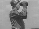 Generál George Patton sleduje bojit dalekohledem