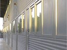 Projekt Nemausus: na fasádách jsou devné rámy vyplnné skelnou vatou a...