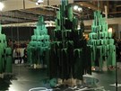 Jean-Paul Gaultier vytvoil vánoní stromky ze zelených tásní.