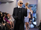 Bohaté zákaznice i modelky Karla Lagerfelda milují pro jeho nápady i vzneené...