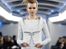 eka Karolína Mrozková pedvádí jeden z model kolekce Chanel Haute Couture...