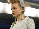eská modelka Karo M pedvádí jeden z model haute couture zn. Chanel pro