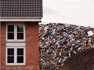 Devítimetrová hora z odpadk zaala v poslední dob perstat okolní bytovou