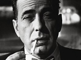 Humphrey Bogart se stal ikonou amerického filmu. Na jeho poh�bu se se�la...