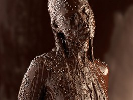 "Chocolate Fountaine" Celé tlo modelky pokrývá hoká okoláda, ozdoby jsou ze