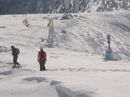 Turisté u horní stanice lanovky na Sněžce ve čtvrtek 26. ledna 2012 v poledne. 