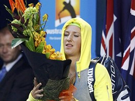 KVTINY. Viktoria Azarenková s kyticí ped zaátkem Australian Open v Melbourne.