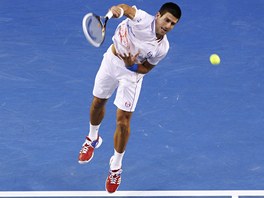 SERVIS. Novak Djokovi podává ve finále Australian Open 2012 proti Rafaelu