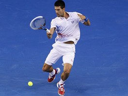 FOREHAND. Novak Djokovi se soustedí na úder ve finále Australian Open 2012