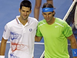 FINALISTÉ. Novak Djokovi a Rafael Nadal pózují fotografm ped zaátkem