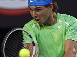 KONCENTRACE. Rafael Nadal se soustedí na úder ve finále Australian Open v