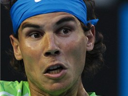 SOUSTEDNÍ. Rafael Nadal sleduje míek ve finálovém zápase Australian Open v