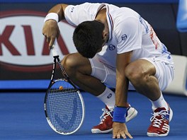 NEJDE TO. Novak Djokovi se v úvodu finálového utkání Australian Open necítil