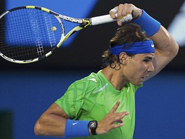 KAM DOPADNE? Rafael Nadal sleduje míek v utkání finále Australian Open proti