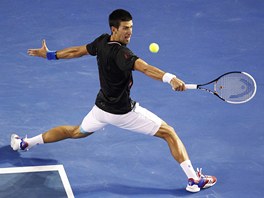 TO ZVLÁDNU. Novak Djokovi  pi jednom z úder ve finále Australian Open proti