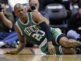 A SAKRA! Ray Allen z Bostonu zranný po faulu Jana Veselého z Washingtonu.