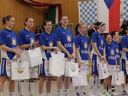 KE STARTU PIPRAVIT. Basketbalistky Trutnova ped zápasem s domácím