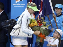 KYTKY. Maria arapovová z Ruska dostává ped finále Australian Open kytici.