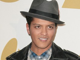 Zpvák Bruno Mars skonil na páté píce.
