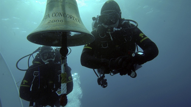 Italtí policejní potápi u vraku ztroskotané výletní lodi Costa Concordia