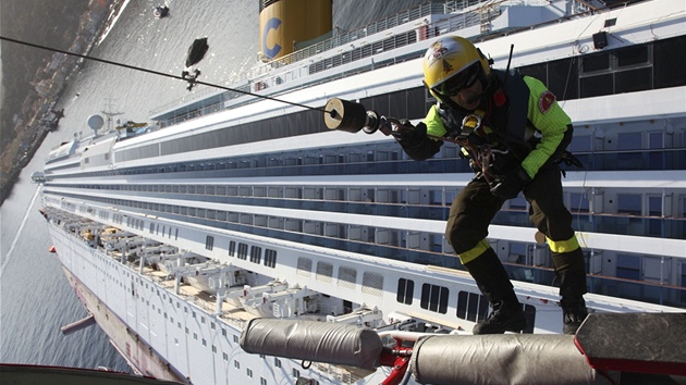 Italský záchraná se spoutí na lo Costa Concordia (24. ledna 2012)