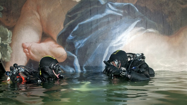 Italtí potápi prohledávají vrak lodi Costa Concordia. (24. ledna 2012)