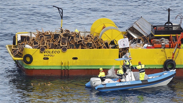 Italtí záchranáí odváí nábytek vyprotný z útrob lodi Costa Concordia (24.