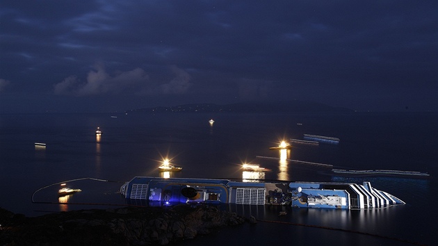 Výletní lo Costa Concordia u pobeí ostrova Giglio (24. ledna 2012)