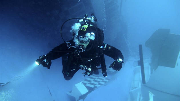Italtí potápi prohledávají vrak lodi Costa Concordia. (24. ledna 2012)