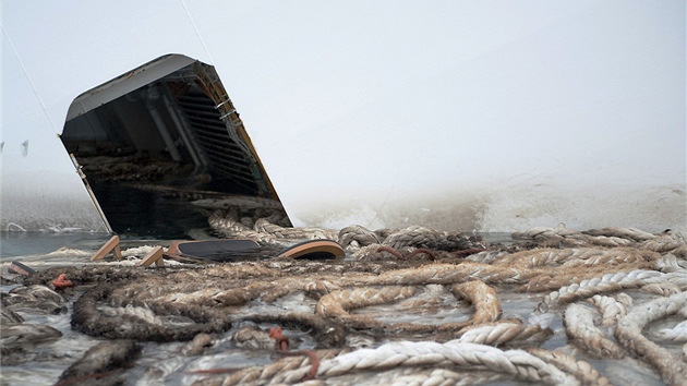 Pohled do zatopených útrob lodi Costa Concordia (25. ledna 2012)