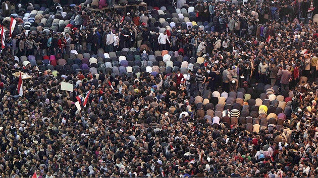 Egypan si na nmst Tahrr pipomnli prvn vro sv revoluce (25. ledna 2011)