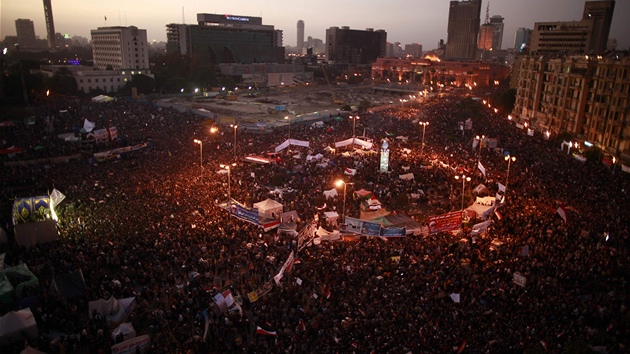 Egypan si na nmst Tahrr pipomnli prvn vro sv revoluce (25. ledna 2011)