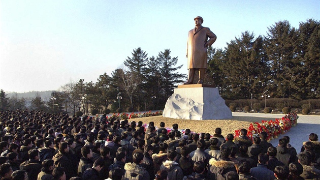 Severokorejci u pleitosti novho lunrnho roku uctili pamtku zakladatele totalitnho reimu Kim Ir-sena (23. ledna 2012)