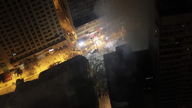 V centru Rio de Janeira se ve stedu veer ztily dv mnohapatrov budovy. (26. ledna 2012)