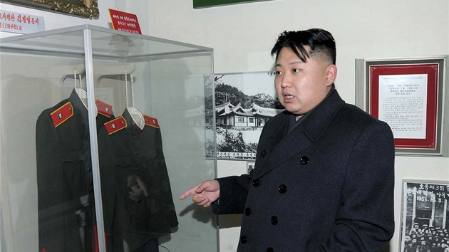 Nkolik minut ticha dreli za zesnulého vdce Kim ong-ila i lidé na venkov. (29. prosince 2011)