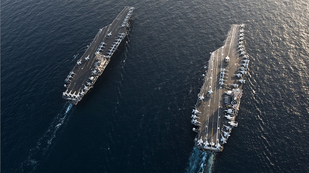 Americké letadlové lod USS John C. Stennis (vlevo) a USS Abraham Lincoln ve...