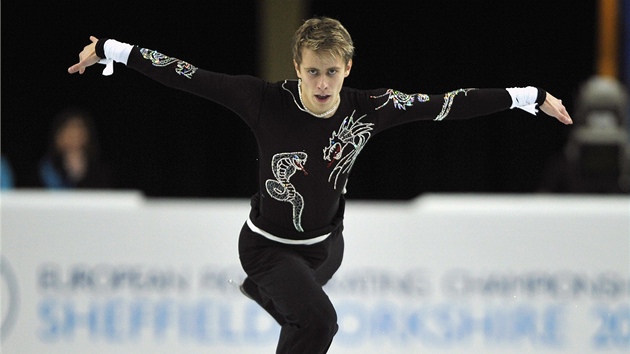 Michal Bezina pi krátkém programu na mistrovství Evropy v Sheffieldu.