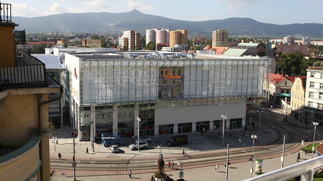 Nové Tesco zakrylo lidem z ulice výhled na Jetd.