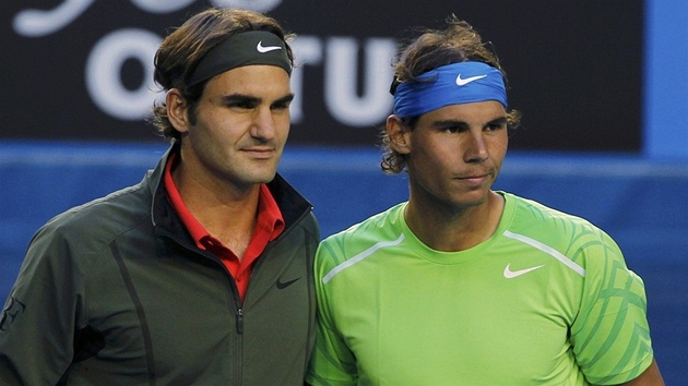 SOUBOJ RIVAL. Roger Federer (vlevo) a Rafael Nadal se fotí ped semifinálovým