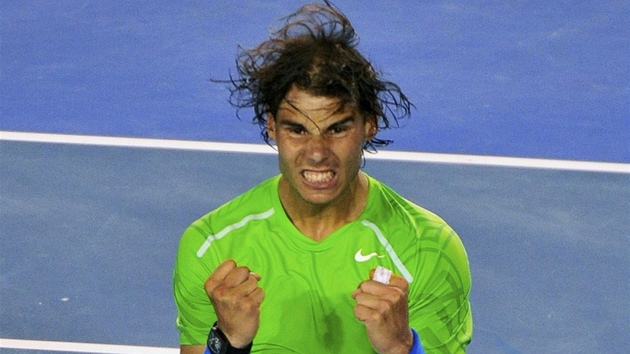 NA KOLENA! Rafael Nadal slav postup do finle Australian Open po vhe nad Federerem.