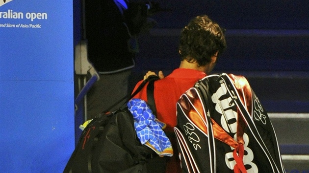 SMUTN ODCHOD ZE SCNY. vcarsk tenista Roger Federer prohrl v semifinle Australian Open s Nadalem.