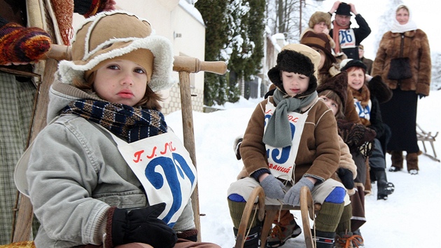 Dobové oble�ení a historické sán� byly povinnou výbavou závodník� t��tího