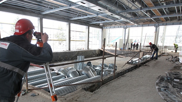 Dlníci pracují na stavb nového bazénu ve áru nad Sázavou. Relaxaní centrum