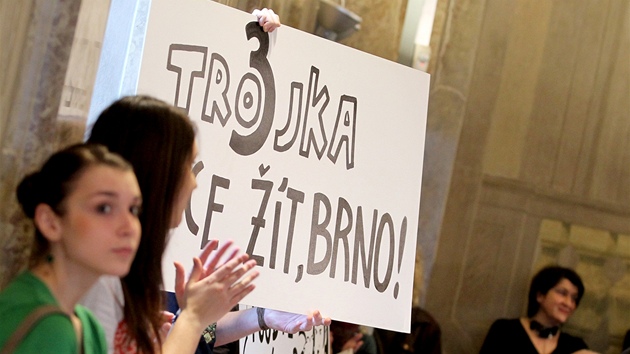 Nesouhlas s ukončením smlouvy kavárně Trojka vyjádřili její příznivci i na zasedání brněnského zastupitelstva. (24. leden 2012)