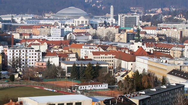 NEJVYÍ Z BRNA. Pohled z mrakodrapu Tower B na areál brnnského výstavit.