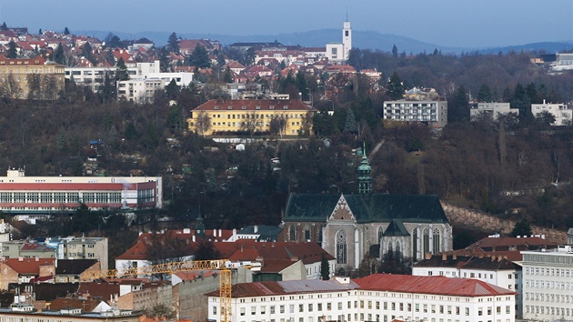 NEJVYÍ Z BRNA. Pohled z mrakodrapu Tower B k Mendlovu námstí, na horizontu